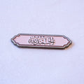 الحمد لله in black calligraphy on soft pink, in a scalloped label border with a thin pink pinstripe.